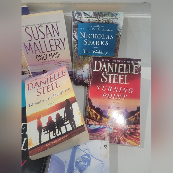 DANIELLE STEEL, SUSAN MALLORY, SHELIA ROBERTS,NICOLAS SPARKS - Picture 3 of 4
